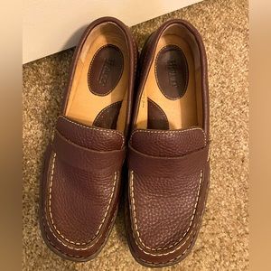 NEW Mens sz 9.5 Brown Leather Uppers and a rubber sole. Heel is 1 Inch.